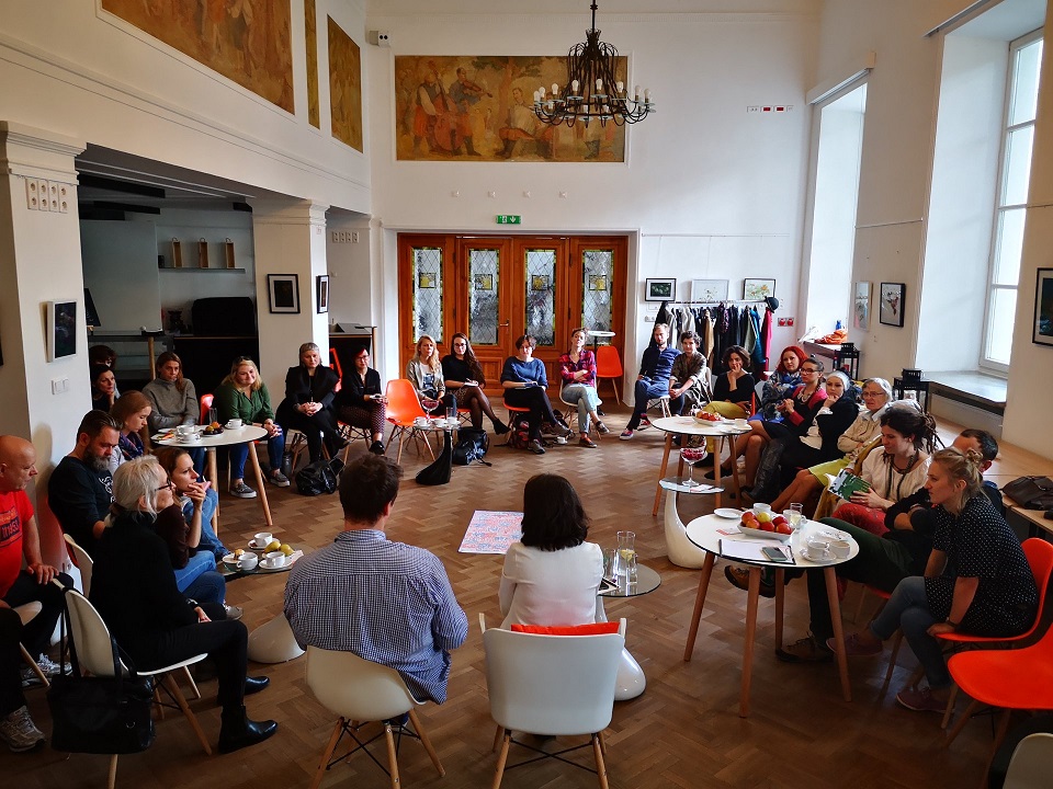 Zdjęcie osób podczas Śniadania w Dobrym Towarzystwie zorganizowanego w Mazowieckim Instytucie Kultury.