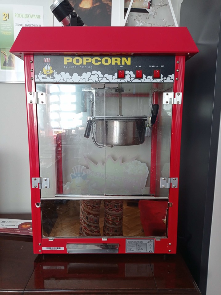 Maszyna do popcornu - z przodu maszyny napis popcorn. 