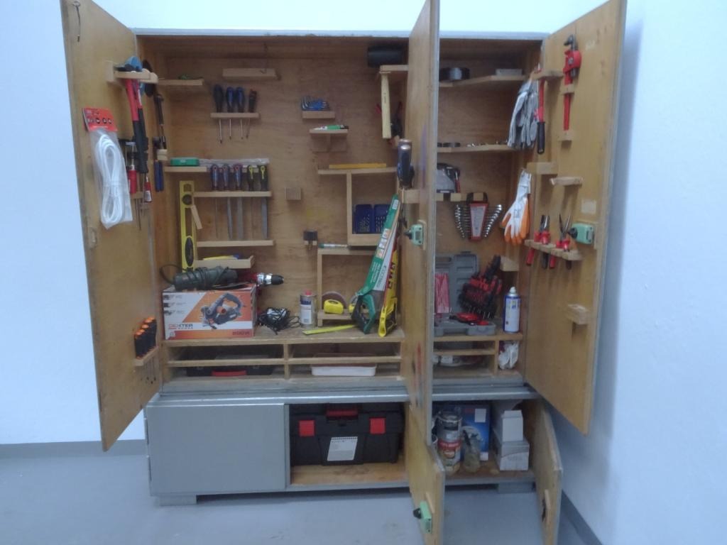 Zdjęcie szafy z narzędziami stolarskimi.