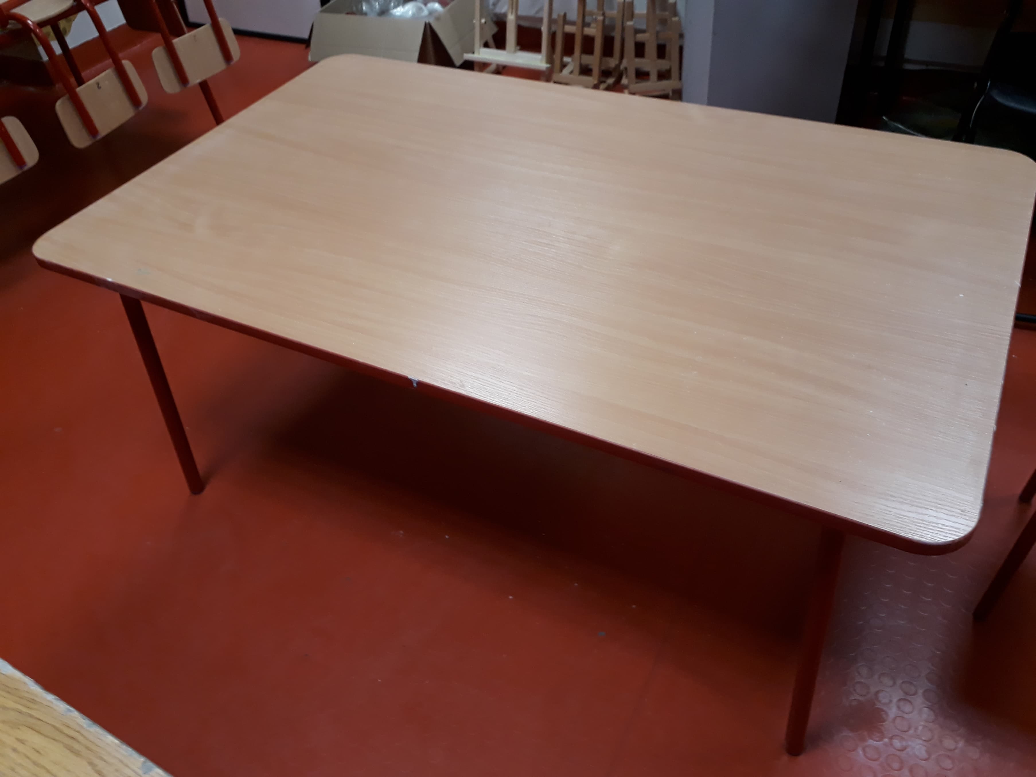 stół prostokątny o powierzchni przypominającej drewno