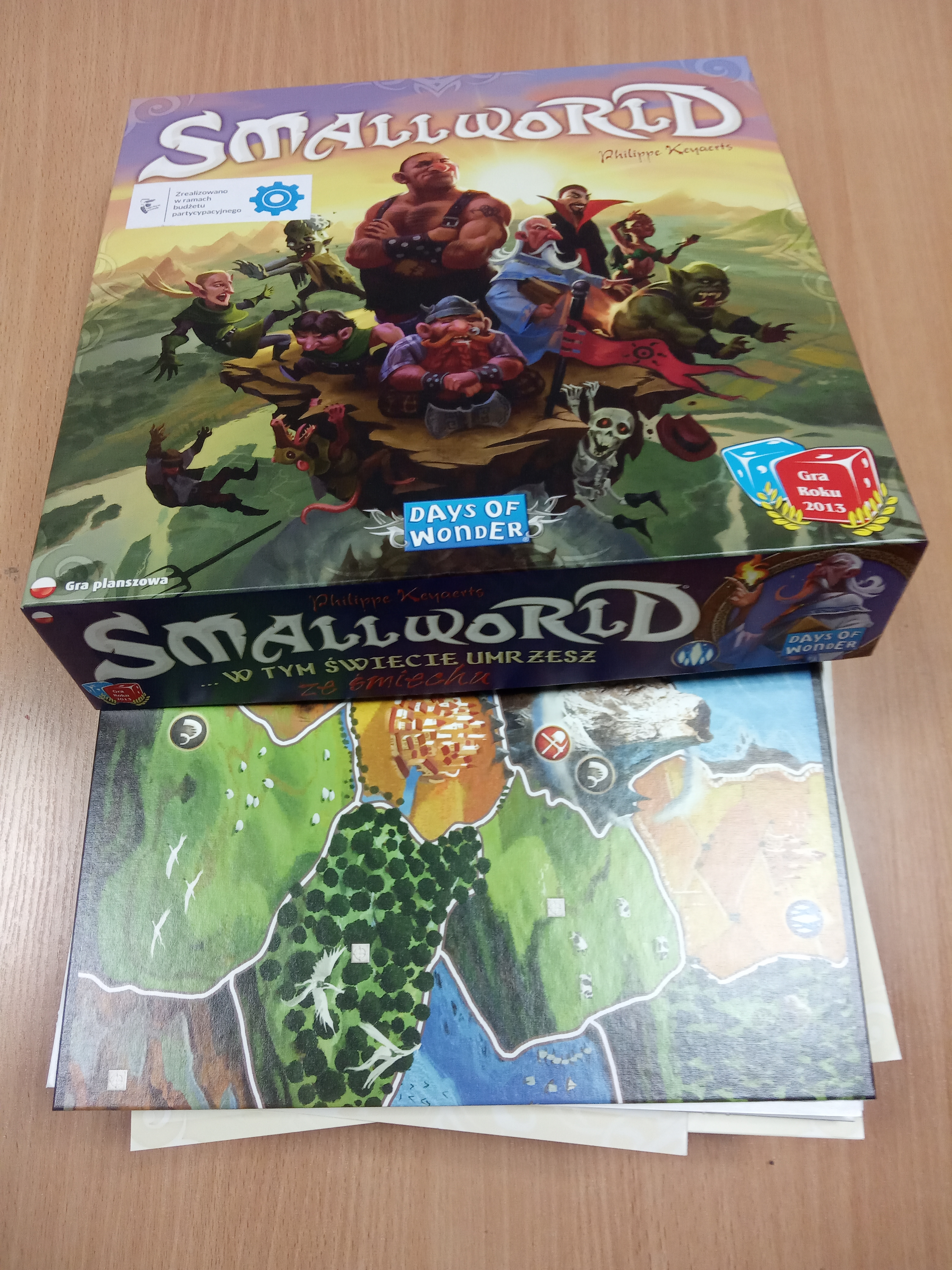 Opakowanie gry planszowej o nazwie: Small World
